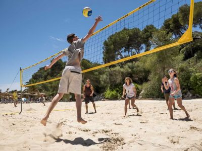 familienreise-urlaub-balearen-beach-volleyball